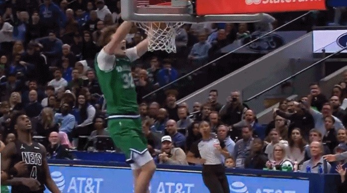 开云Kaiyun官网入口-年轻气盛！克里斯蒂单手甩传很写意 弗拉格双手重扣打停篮网