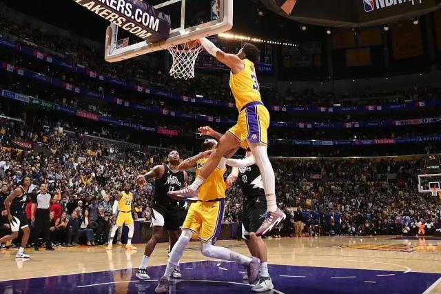 开云体育官网-制胜补扣展现价值！底薪伍德成湖人赛季最佳引援